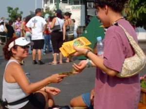 Hand-to-Hand-Flyers