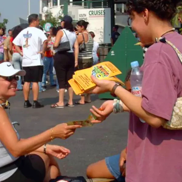Hand-to-Hand-Flyers